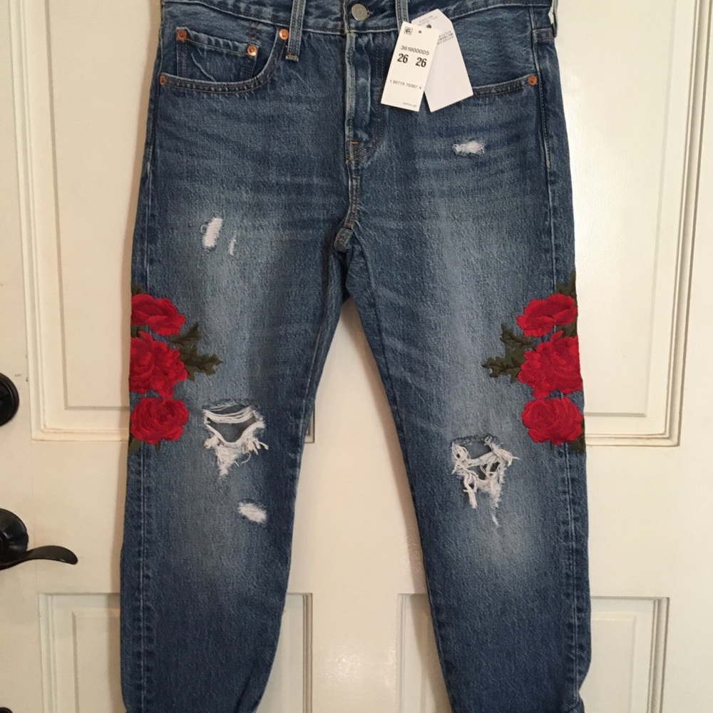 NWT Levi’s floral cropped 501 jeans 26 X 26